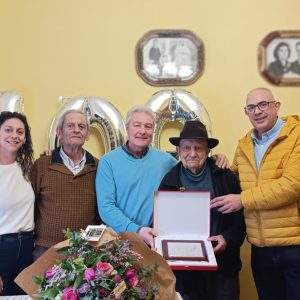 FELICITACIÓN A D. ALONSO SANTOS DE LA TORRE, VECINO DE SANTA COLOMBA DE LA VEGA, POR SUS 100 AÑOS